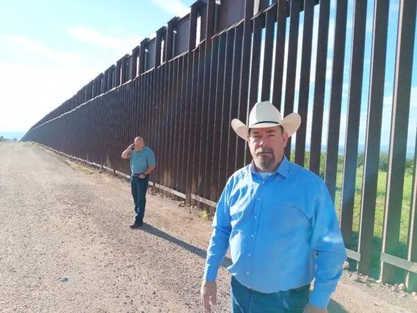 El senador estatal de Arizona, Dave Gowan, junto al muro fronterizo en el condado de Cochise, Arizona, el 1 de agosto de 2024. (Nathan Worcester/The Epoch Times)