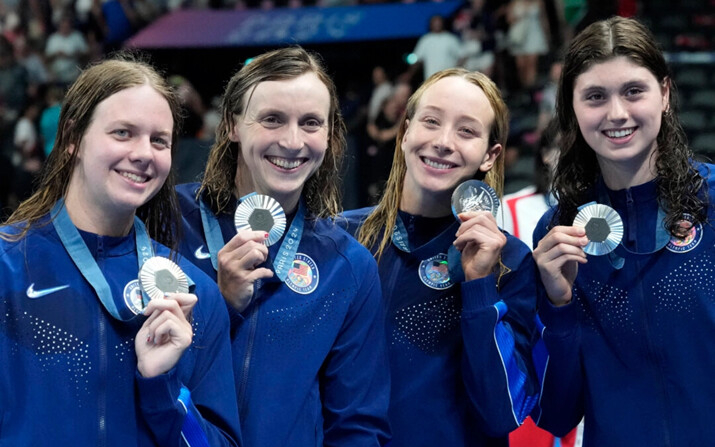 Integrantes del equipo femenino estadounidense de relevos estilo libre de 4x200 metros posan con sus medallas de plata en los Juegos Olímpicos de Verano, en Nanterre, Francia, el 1 de agosto de 2024. (Matthias Schrader/AP Photo)