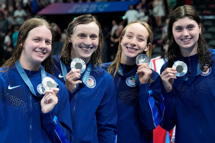 Integrantes del equipo femenino estadounidense de relevos estilo libre de 4x200 metros posan con sus medallas de plata en los Juegos Olímpicos de Verano, en Nanterre, Francia, el 1 de agosto de 2024. (Matthias Schrader/AP Photo)