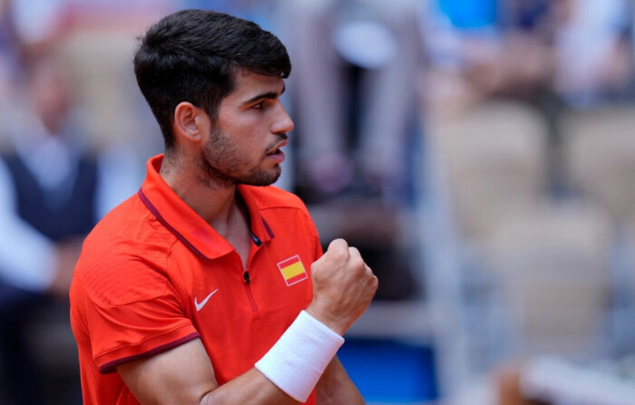 Carlos Alcaraz de España reacciona después de anotar un punto contra Felix Auger-Aliassime de Canadá durante su partido de tenis de semifinales de individuales masculino, en los Juegos Olímpicos de Verano 2024, en el estadio Roland Garros en París, Francia, el 2 de agosto de 2024. (Andy Wong/Foto AP)