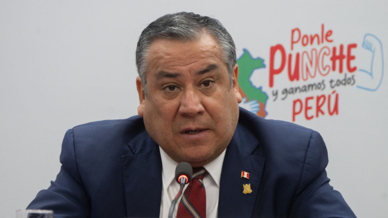 El jefe de Gabinete de Perú, Gustavo Adrianzen, gesticula durante una reunión informativa con medios extranjeros en Lima el 17 de junio de 2024. (Cris Bouroncle/AFP vía Getty Images)