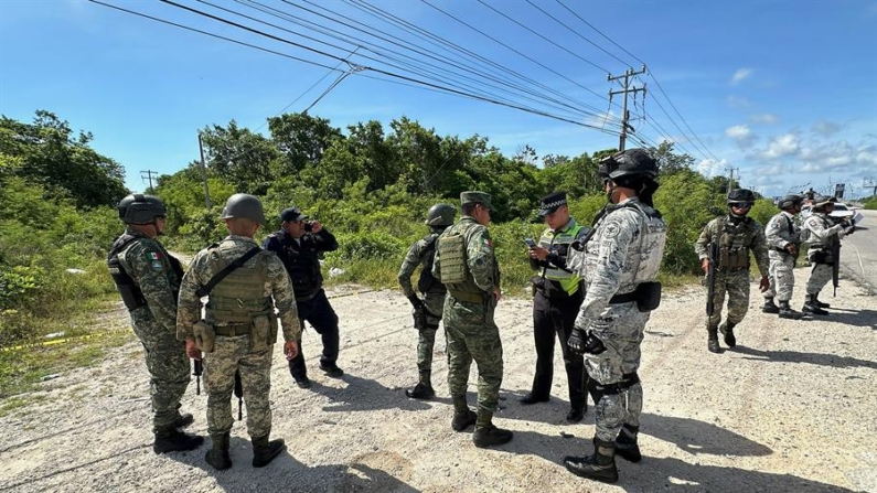 Integrantes de la Guardia Nacional (GN) y del ejército mexicano resguardan la zona donde se localizaron los cuerpos de 4 personas, en el balneario de Cancún (México). EFE/ Alonso Cupul