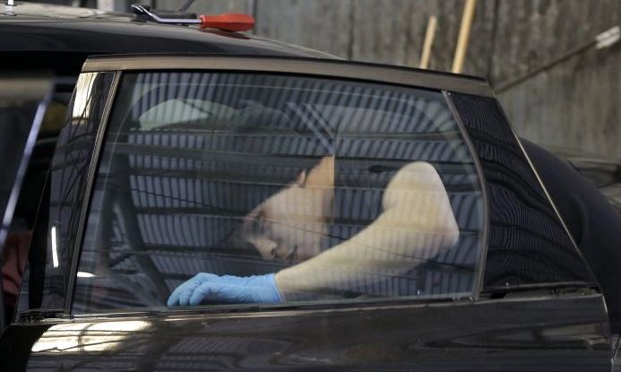 Un técnico instala una nueva ventana en un coche en un garaje de San Francisco. 12 de mayo de 2016 (AP Photo/Jeff Chiu)