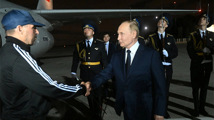 El presidente ruso Vladimir Putin da la bienvenida a Vadim Krasikov, mientras ciudadanos rusos liberados en un importante canje de prisioneros con Occidente llegan al aeropuerto moscovita de Vnukovo el 1 de agosto de 2024. (Mikhail Voskresenskiy/AFP vía Getty Images)
