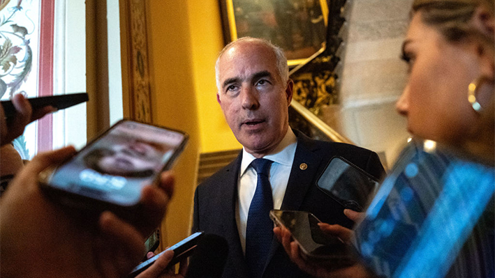 El senador estadounidense Bob Casey Jr. (D-PA) llega al Capitolio el 8 de julio de 2024 en Washington, DC. (Kent Nishimura/Getty Images)
