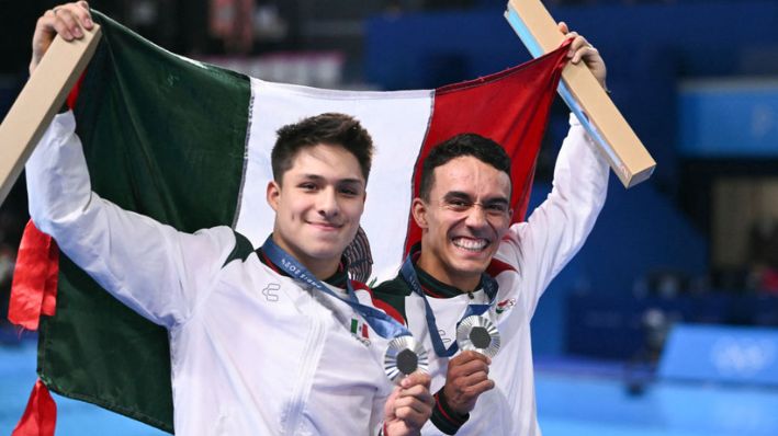 Los medallistas de plata mexicanos Juan Manuel Celaya Hernández y Osmar Olvera Ibarra posan con sus medallas tras la final masculina sincronizada de trampolín de 3 metros en los Juegos Olímpicos de París 2024 en el Centro Acuático de Saint-Denis, al norte de París, el 2 de agosto de 2024.(SEBASTIEN BOZON/AFP vía Getty Images)