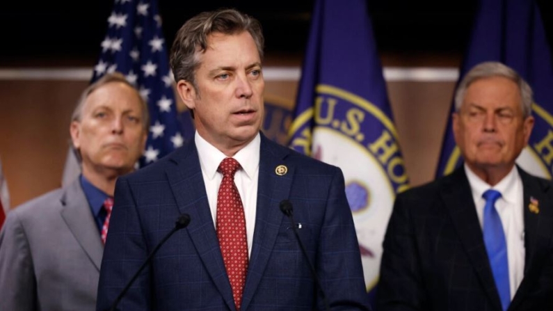 El representante Andy Ogles (republicano de Tennessee) habla con los periodistas junto a sus compañeros del Freedom Caucus, el representante Andy Biggs (R-Ariz.) (izquierda) y el representante Ralph Norman (R-S.C.) sobre su resolución Stand with Israel en el Centro de Visitantes del Capitolio de EE. UU. en Washington el 5 de marzo de 2024. (Chip Somodevilla/Getty Images)