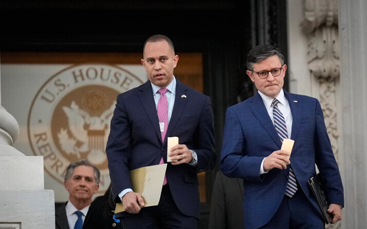 El líder de la minoría de la Cámara de Representantes, Hakeem Jeffries (D-N.Y.) (centro), y el presidente de la Cámara de Representantes, Mike Johnson (R-La.) (derecha), en una vigilia bipartidista con velas en el Capitolio de EE.UU., el 7 de noviembre de 2023. (Drew Angerer/Getty Images)