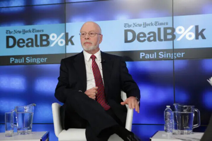 Paul Singer, fundador y presidente de Elliot Management Corporation, habla en el escenario durante la conferencia The New York Times, DealBook, en el One World Trade Center de Nueva York, el 11 de diciembre de 2014. (Thos Robinson/Getty Images para el New York Times)