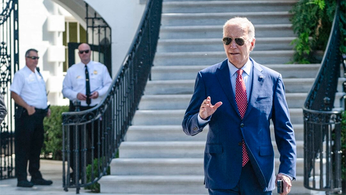 El presidente Joe Biden ante la Casa Blanca en Washington el 2 de agosto de 2024. (Roberto Schmidt/AFP vía Getty Images)
