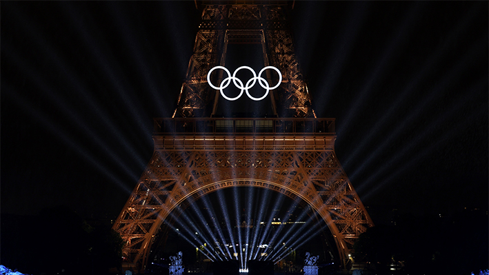 Vista general de las luces que iluminan la Torre Eiffel durante la ceremonia de inauguración de los Juegos Olímpicos de París 2024 el 26 de julio de 2024 en París, Francia. (Jamie Squire/Getty Images)