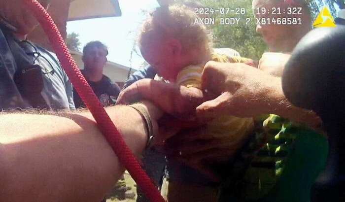 Los equipos de emergencia rescatan a un niño de 14 meses después de que cayera en una tubería estrecha y se quedara atrapado a una docena de pies bajo tierra en el patio de su casa en Moundridge, Kansas, el 28 de julio de 2024. (Departamento de Policía de Moundridge vía AP)