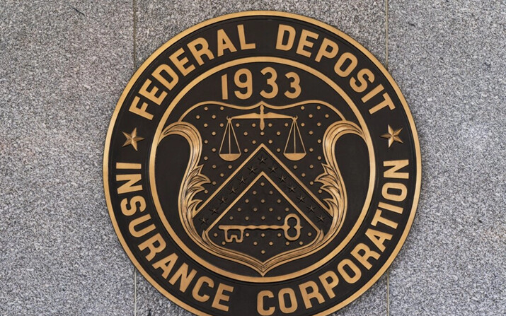 El emblema de la Corporación Federal de Seguro de Depósitos (FDIC) afuera de su sede en Washington, DC, el 14 de marzo de 2023. (Manuel Balce Ceneta/AP Photo)