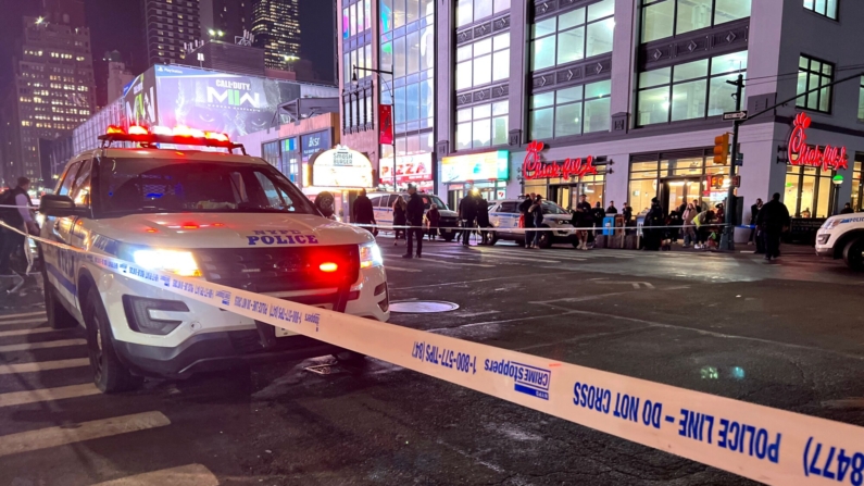 Los oficiales de policía permanecen detrás de un cordón después de un tiroteo fatal en la ciudad de Nueva York el 9 de febrero de 2023. (PETER GERBER/AFP via Getty Images)