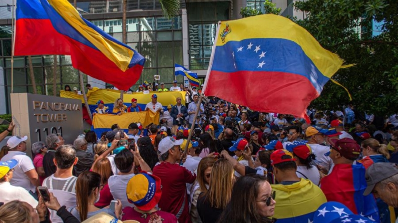 Fotografía de archivo donde aparecen decenas de venezolanos integrantes del exilio en Miami, acompañados por simpatizantes, en la manifestación “Venezuela Despierta ¡Fuera Maduro, elecciones libres!, frente a las instalaciones del Consulado General de Venezuela en Miami (EE.UU.). EFE/ Giorgio Viera