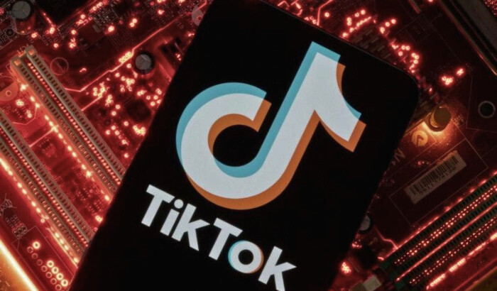 Un teléfono inteligente con el logotipo de TikTok se coloca en la placa base de una computadora en esta ilustración tomada el 23 de febrero de 2023. La Comisión Federal de Comercio (FTC, por sus siglas en inglés) y el Departamento de Justicia presentaron una demanda civil alegando que la plataforma violó la privacidad de los niños. (Reuters/Dado Ruvic)