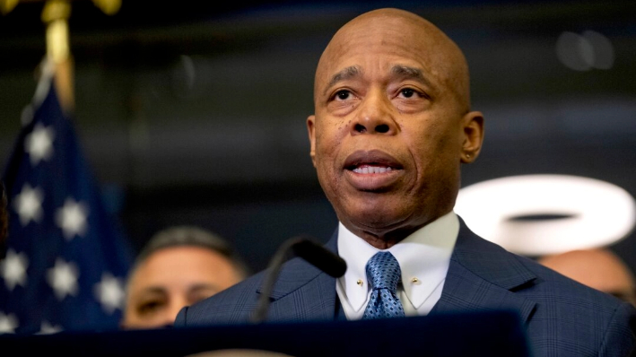 El alcalde de Nueva York, Eric Adams, habla durante una rueda de prensa en el Departamento de Gestión de Emergencias de Nueva York el 5 de abril de 2024. (Brittainy Newman/Foto AP)