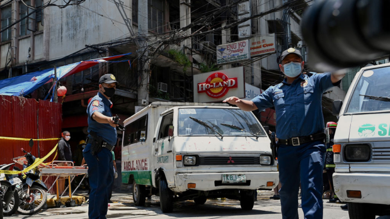 Una ambulancia con víctimas abandona el lugar del incendio que arrasó un edificio en el barrio chino de Manila (Filipinas) el 2 de agosto de 2024. (Jam Sta Rosa/AFP vía Getty Images)