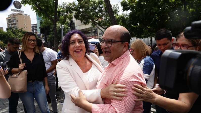 Fotografía de archivo del periodista venezolano Roland Carreño (d), colaborador del partido antichavista Voluntad Popular (VP) fundado por Leopoldo López. EFE/Rayner Peña