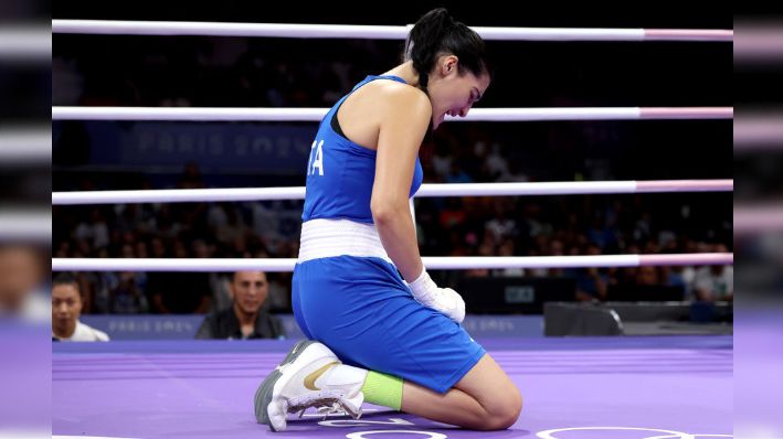 Angela Carini del equipo de Italia reacciona después de abandonar su combate de la ronda preliminar de mujeres de 66 kg contra Imane Khelif del equipo de Argelia en la primera ronda, en el sexto día de los Juegos Olímpicos de París 2024, en el North Paris Arena, el 01 de agosto de 2024, en París, Francia.  (Richard Pelham/Getty Images)