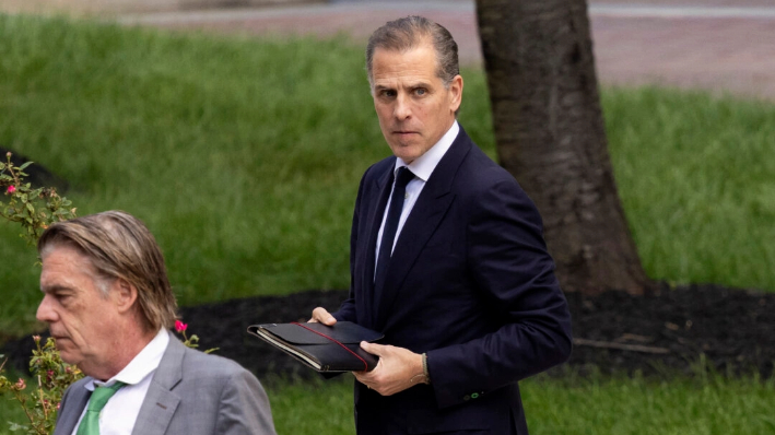 Hunter Biden (d), hijo del presidente estadounidense Joe Biden, sale del edificio federal J. Caleb Boggs en Wilmington, el 10 de junio de 2024. (Ryan Collerd/AFP vía Getty Images)