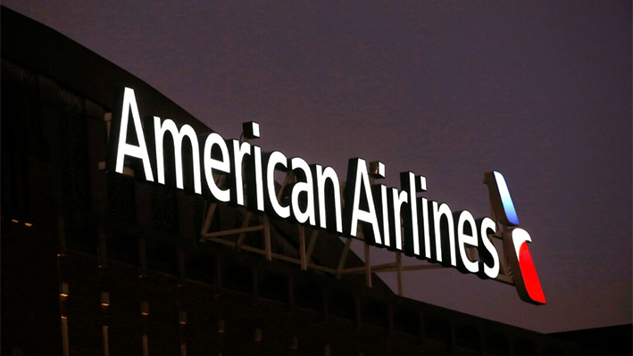 El logotipo de American Airlines en la parte superior del American Airlines Center en Dallas, Texas, el 19 de diciembre de 2017. (Michael Ainsworth/Foto AP)