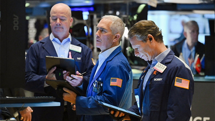 Operadores trabajan en el parqué de la Bolsa de Nueva York (NYSE) durante las operaciones de la mañana en Nueva York, el 11 de enero de 2024. (Angela Weiss/AFP vía Getty Images)