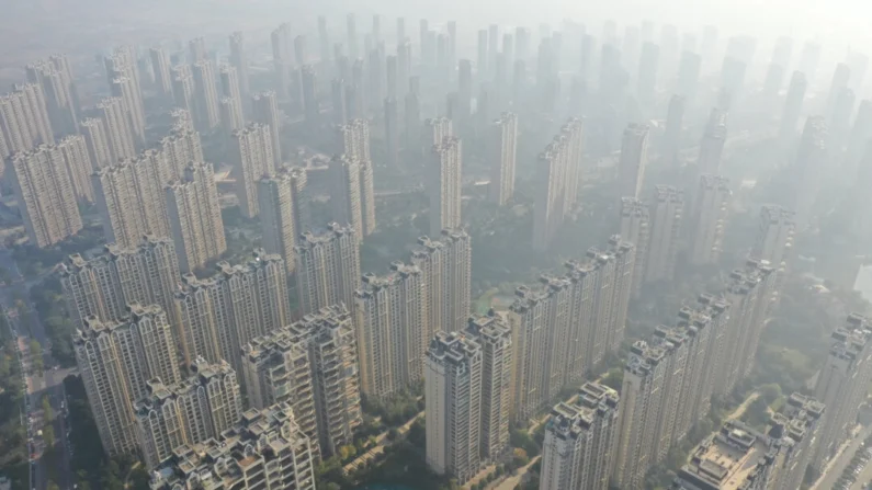 Una foto aérea que muestra edificios del desarrollador chino Country Garden Holdings en Zhenjiang, en la provincia de Jiangsu, China, el 31 de octubre de 2021. (STR/AFP a través de Getty Images)