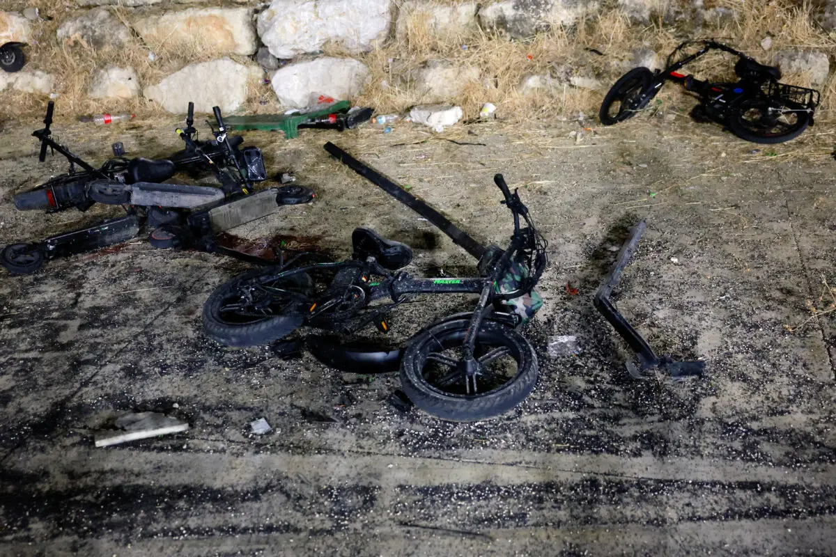 Imagen de unas bicicletas dañadas tras el lanzamiento de cohetes a través de la frontera de Líbano con Israel que, según los servicios de ambulancias israelíes, causaron la muerte de varias personas, en un campo de fútbol de Majdal Shams, un pueblo druso de los Altos del Golán ocupados por Israel, 27 de julio de 2024. (Ammar Awad/Reuters)