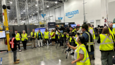 Amazon dice que se beneficia cuando las tiendas físicas ponen los productos bajo llave para frenar robos