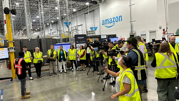 Trabajadores en el centro de cumplimiento de farmacia de Amazon en Corona, California, el 29 de mayo de 2024. (Amazon)