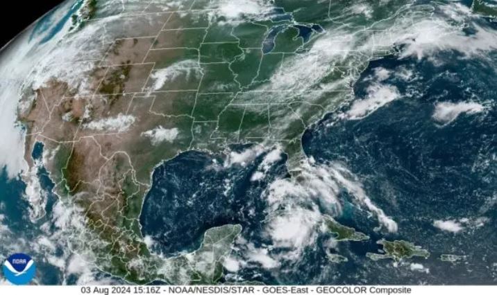 Imagen satelital de la Depresión Tropical Cuatro en su camino a través de Cuba hacia el Golfo de México a las 11:16 a.m. ET del 3 de agosto de 2024 (NOAA/NESDIS/STAR)