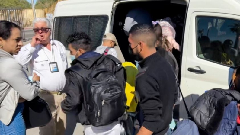 Un funcionario de inmigración mexicano espera a que los migrantes con autorización de libertad condicional aprobada en Estados Unidos suban a su furgoneta listos para cruzar a Estados Unidos por un puerto de entrada. (Cortesía de Todd Bensman/Centro de Estudios de Inmigración)