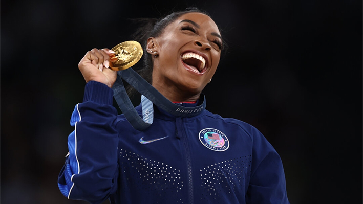 La medallista de oro Simone Biles, del equipo de Estados Unidos, celebra en el podio durante la ceremonia de entrega de medallas de la final femenina de caballo de gimnasia artística en el octavo día de los Juegos Olímpicos de París 2024 en el Bercy Arena de París el 3 de agosto de 2024. (Naomi Baker/Getty Images)