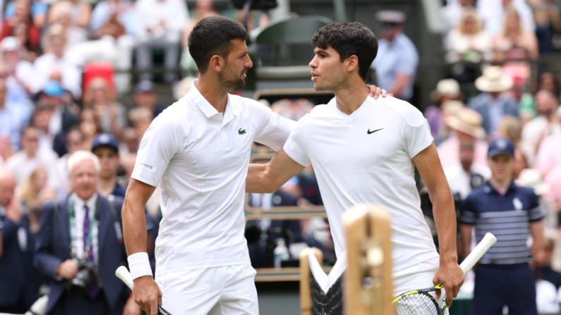 Novak Djokovic de Serbia y Carlos Alcaraz de España posan para una foto en la red antes de la final de individuales masculinos durante el día catorce de The Championships Wimbledon 2024 en el All England Lawn Tennis and Croquet Club el 14 de julio de 2024 en Londres, Inglaterra. (Foto de Clive Brunskill/Getty Images)