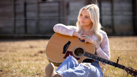 Rachel Holt, cantante de country, da voz a los sin voz con su exitoso sencillo: «I was gonna be»