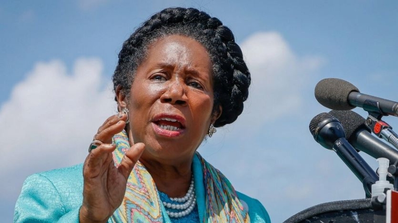 La congresista Sheila Jackson Lee (D-Texas) habla en una rueda de prensa en Washington el 18 de julio de 2022. (Jemal Countess/Getty Images para Take Back the Court Action Fund)