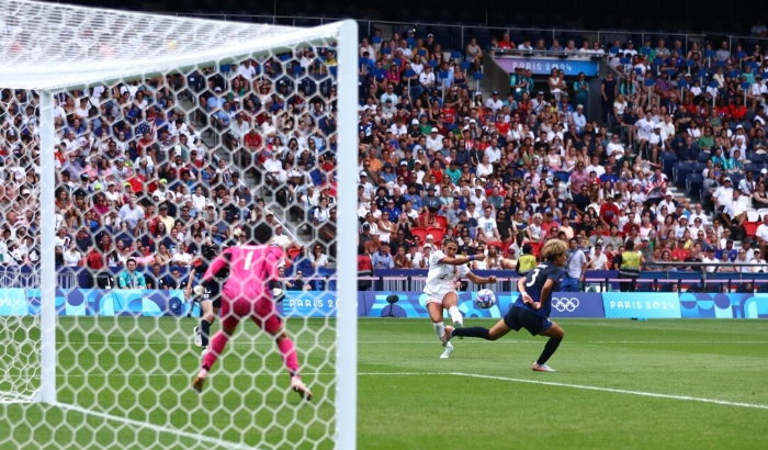 Trinity Rodman (5), del equipo de Estados Unidos, marca el gol de la victoria de su equipo durante el partido de cuartos de final femenino entre Estados Unidos y Japón durante los Juegos Olímpicos de París 2024 en el Parque de los Príncipes en París el 3 de agosto de 2024. (Marc Atkins/Getty Images)
