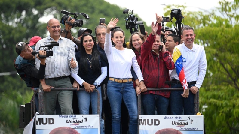 La líder opositora venezolana María Corina Machado (d) saluda junto a la líder del partido Encuentro Ciudadano, Delsa Solórzano (3ª izq), durante una manifestación para protestar por los resultados de las elecciones presidenciales, en Caracas (Venezuela), el 3 de agosto de 2024. (Federico Parra/AFP vía Getty Images)