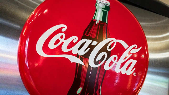 Un logotipo de Coca-Cola se ve en un restaurante en Washington el 1 de mayo de 2016. (Karen Bleier/AFP vía Getty Images)
