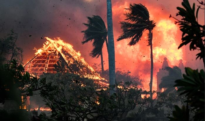 El vestíbulo de la histórica Iglesia Waiola de Lahaina y la cercana Misión Hongwanji de Lahaina envueltos en llamas a lo largo de la calle Wainee en Lahaina, Hawaii, el 8 de agosto de 2023. (Matthew Thayer/The Maui News vía AP)