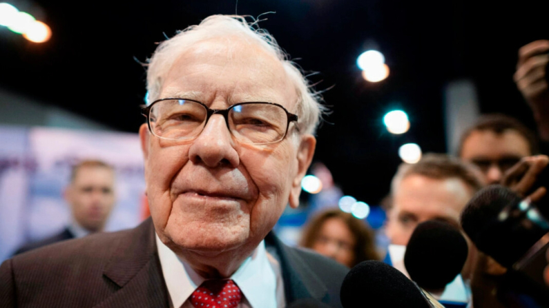 Warren Buffett (centro), consejero delegado de Berkshire Hathaway, habla con la prensa a su llegada a la reunión anual de accionistas de 2019 en Omaha, Nebraska, el 4 de mayo de 2019. (Johannes Eisele/AFP vía Getty Images)