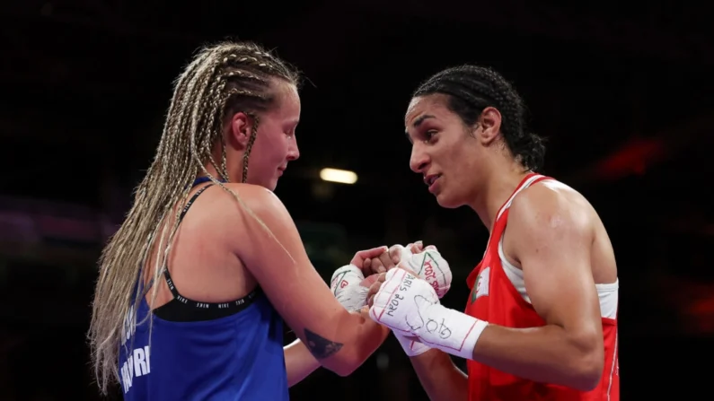 Imane Khelif (d) del equipo de Argelia interactúa con Anna Luca Hamori del equipo de Hungría tras el combate de cuartos de final de 66 kg femenil en los Juegos Olímpicos París 2024, el 3 de agosto de 2024 en el North Paris Arena, París, Francia. (Richard Pelham/Getty Images)