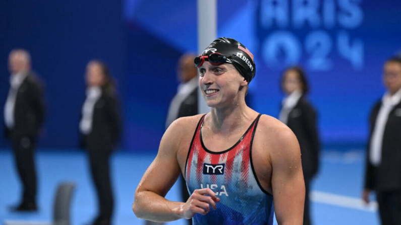 La nadadora estadounidense Katie Ledecky celebra tras ganar la final de la prueba femenina de natación de 800 metros libres durante los Juegos Olímpicos de París 2024 en Nanterre, al oeste de París, el 3 de agosto de 2024. (Jonathan Nackstrand/AFP vía Getty Images)