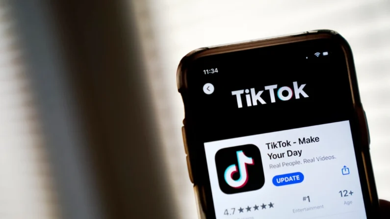 La página de descarga de la aplicación TikTok se muestra en un iPhone de Apple el 7 de agosto de 2020. (Drew Angerer/Getty Images)