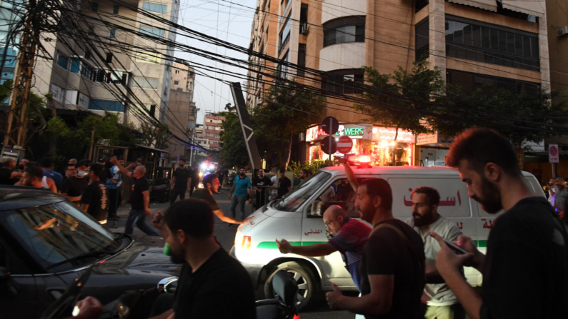 Foto de archivo: Ambulancias se ven siguiendo un ataque militar israelí a un edificio en el suburbio sur de Beirut el 30 de julio de 2024. (AFP via Getty Images)