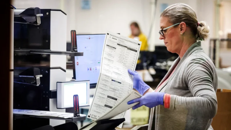 Una trabajadora electoral escanea los votos por correo en el Centro de Elecciones y Tabulación del Condado de Maricopa en Phoenix, Arizona, el 7 de noviembre de 2022. (Justin Sullivan/Getty Images)
