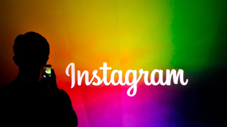 Un empleado de Instagram graba un video usando la nueva función de video de Instagram, en la sede corporativa de Facebook en Menlo Park, California, el 20 de junio de 2013. (Josh Edelson/AFP a través de Getty Images)