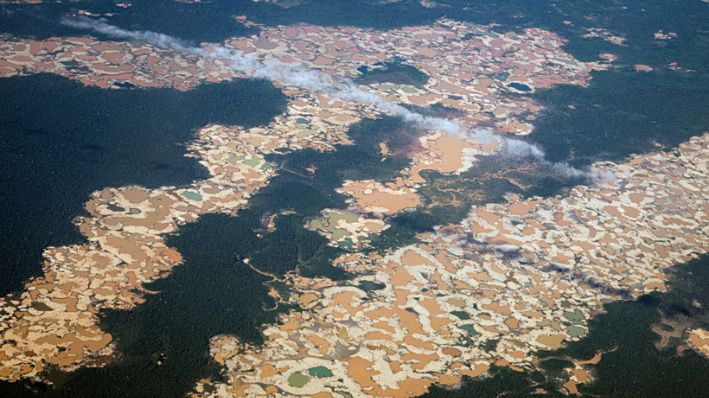 Imagen aérea desde un avión de dragas en una zona de extracción ilegal de oro en el departamento de Madre de Dios, en la región amazónica suroriental de Perú, el 2 de junio de 2024. (ERNESTO BENAVIDES/AFP vía Getty Images)