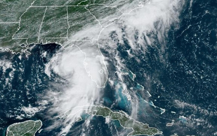 Imagen satelital de la tormenta tropical Debby mientras se dirige hacia el Panhandle de Florida a las 12:36 a.m. EDT, el 4 de agosto de 2024. (Captura de pantalla/NOAA/NESDIS/STAR)